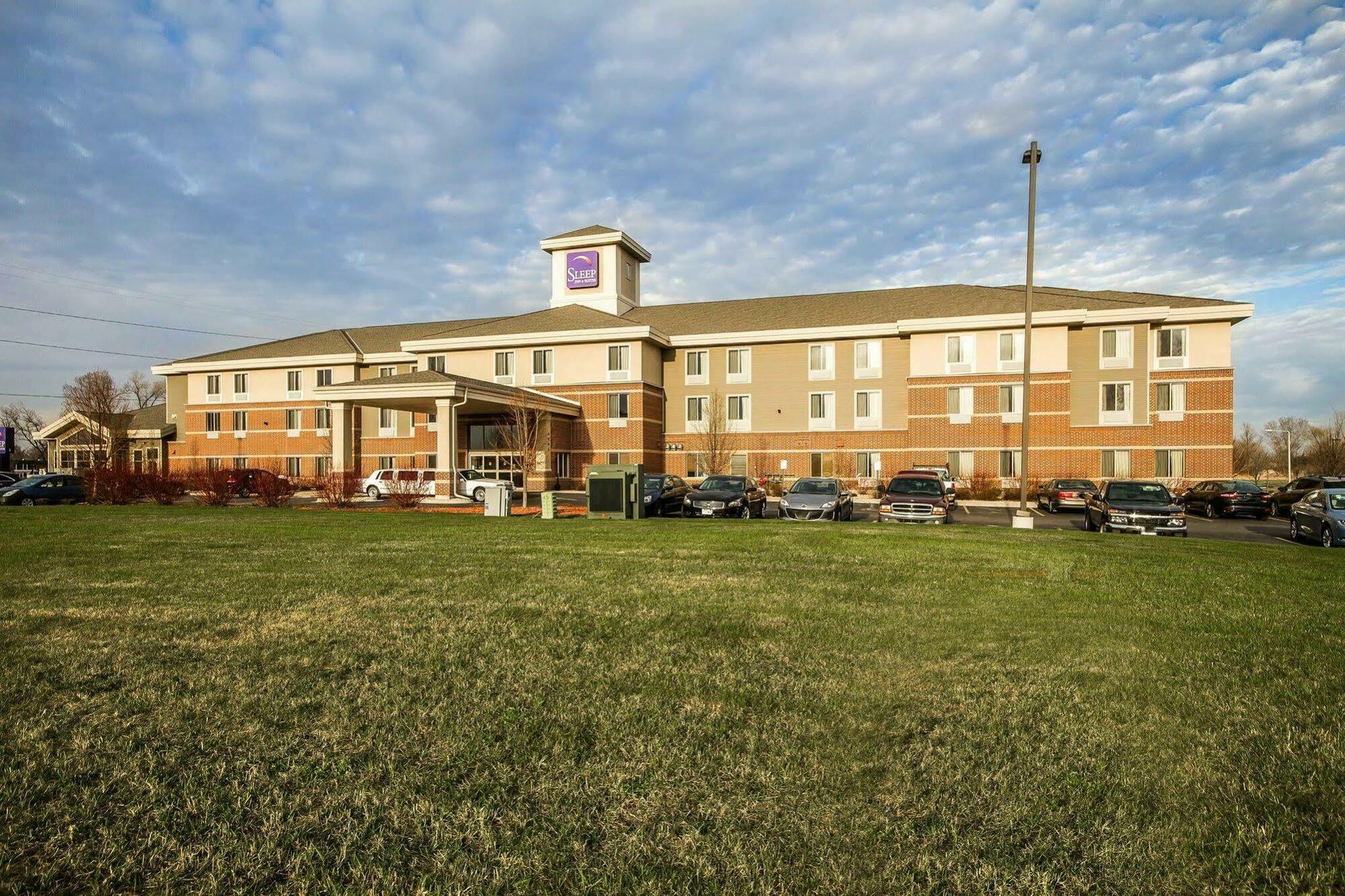 Sleep Inn & Suites Madison - Monona Bagian luar foto